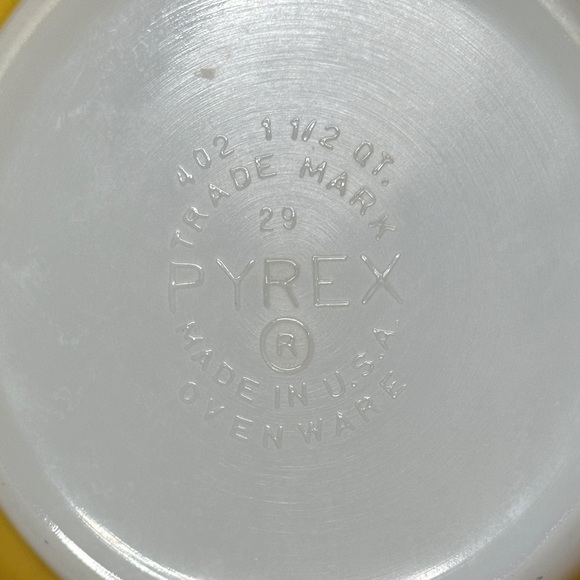 Vintage PYREX 402 Mixing Bowl 1.5 qt Golden Yellow Ovenware Daisy Series GUC 60s - Picture 9 of 12
